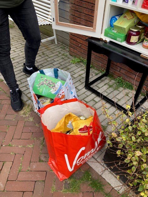 Boodschappentassen vol spullen voor de buurtkastjes