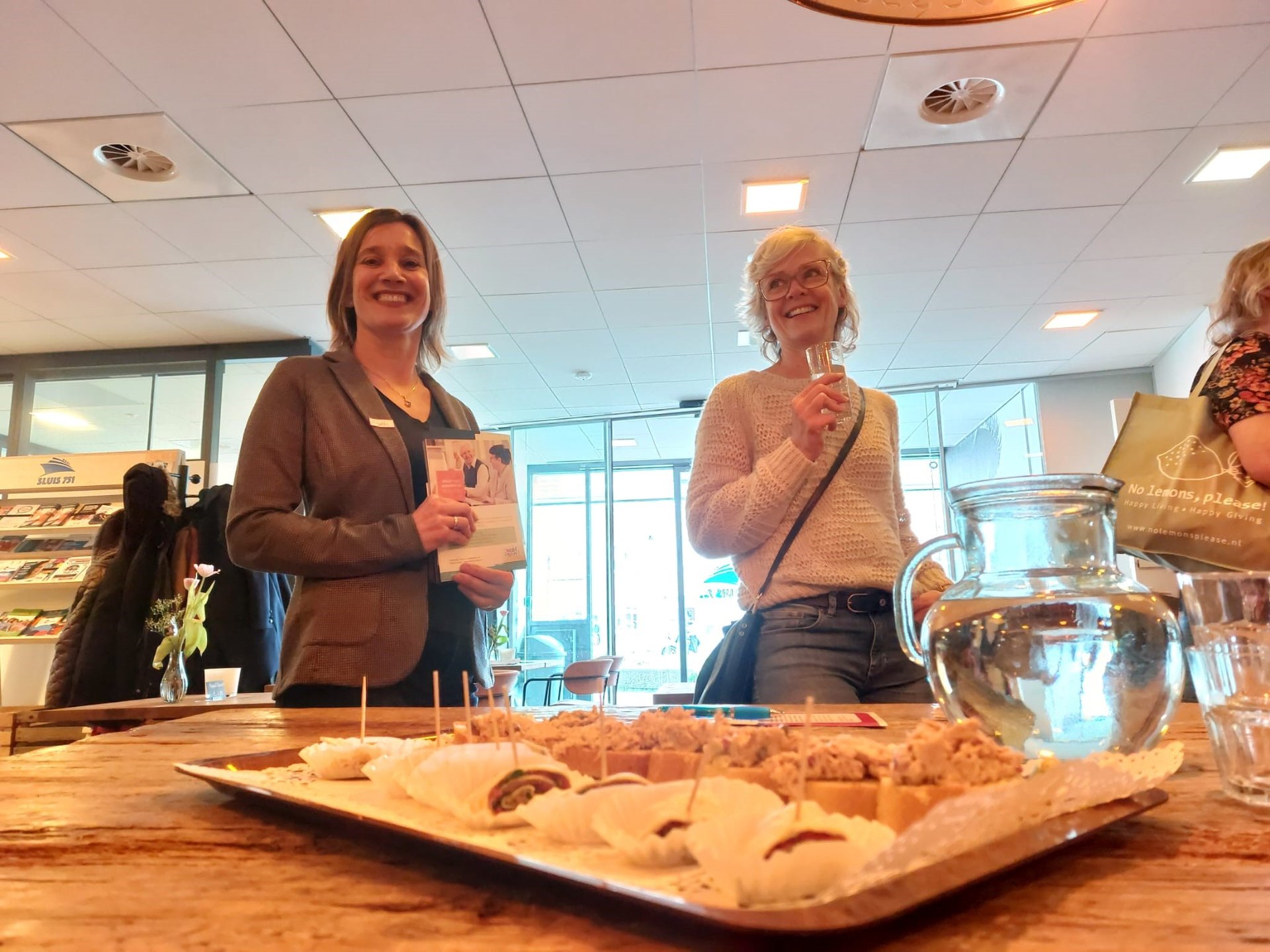 Twee vrouwen kiezen hapjes uit tijdens het netwerkevent