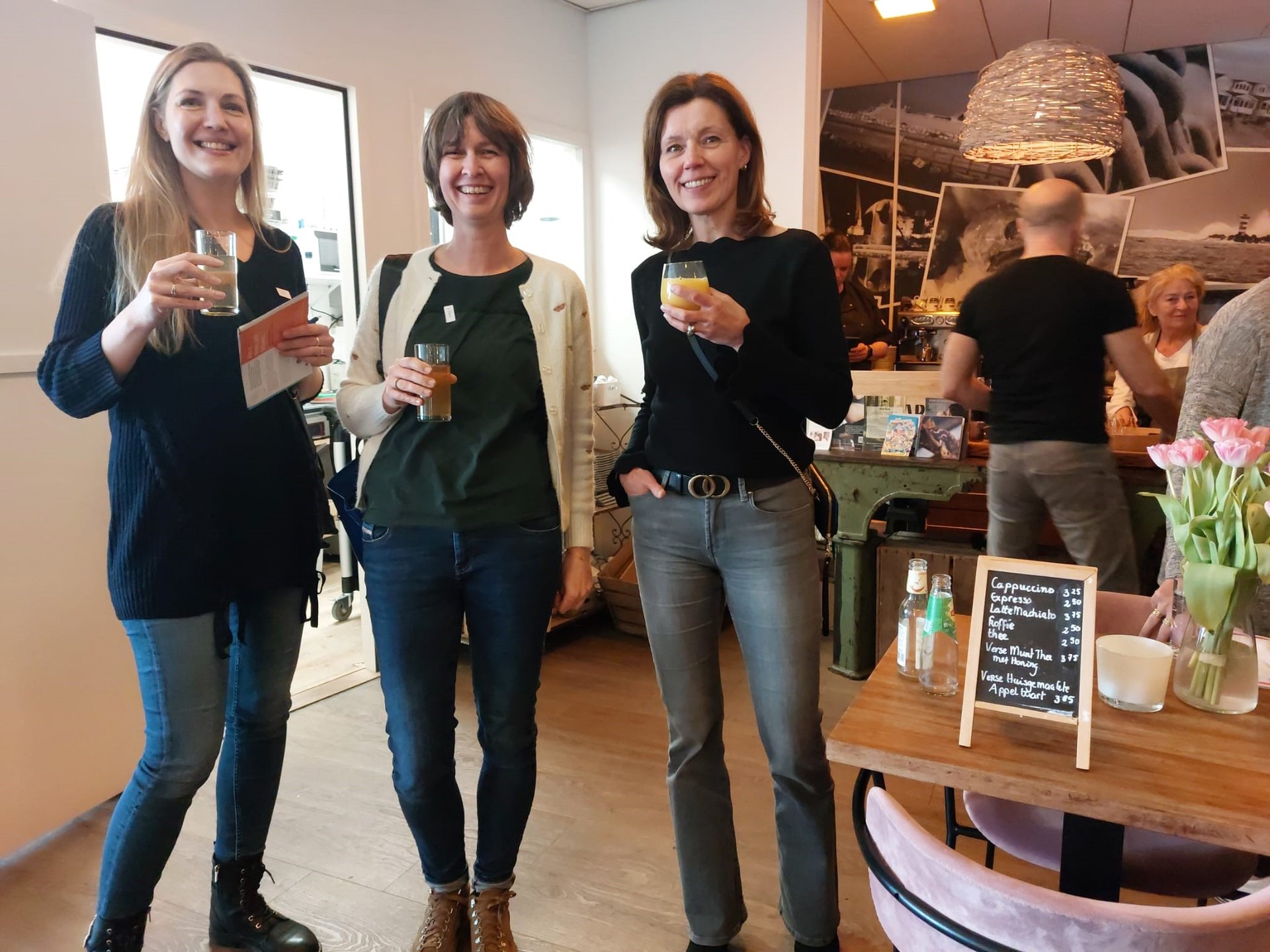 Hapjes en drankjes tijdens het netwerkevent - impressie