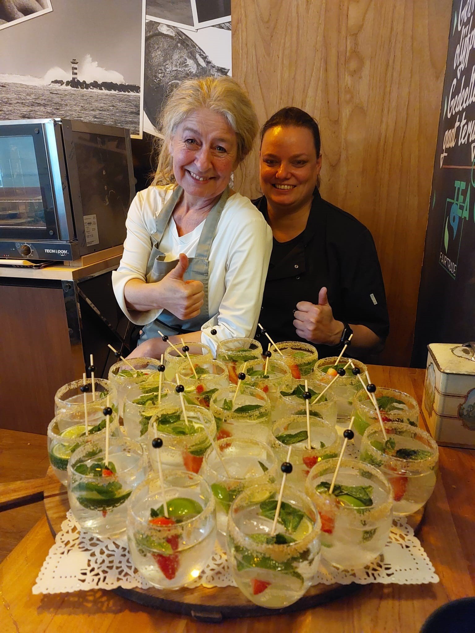 De dames van de catering staat paraat tijdens het netwerkevent