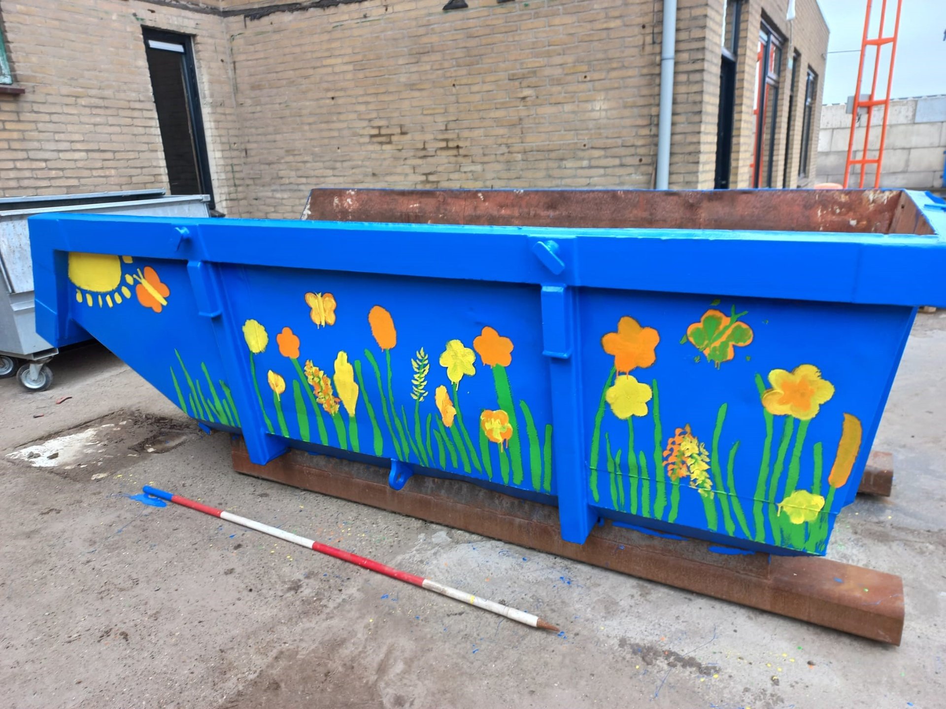 Beschilderde bouwcontainer